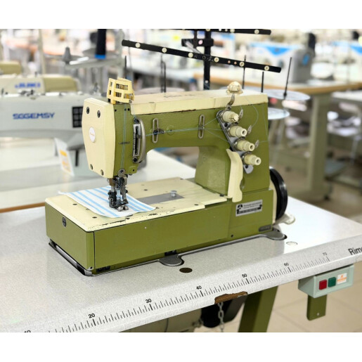 Masina pentru cusatura de acoperire Rimoldi 261