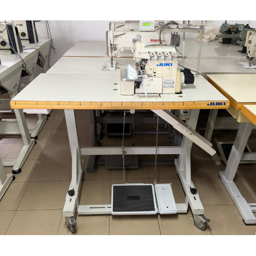 Masina de surfilat cu 2 ace si 4 fire Juki 6714
