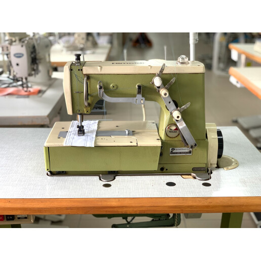 Masina pentru cusatura de acoperire Rimoldi 261