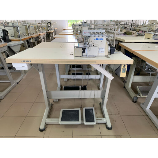 Masina de surfilat cu 2 ace si 4 fire Juki 6714