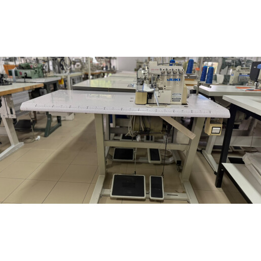 Masina de surfilat cu 2 ace si 4 fire Juki 6714