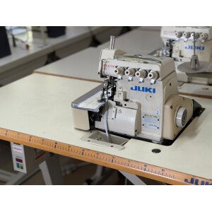 Masina de surfilat cu 2 ace si 4 fire Juki 6714