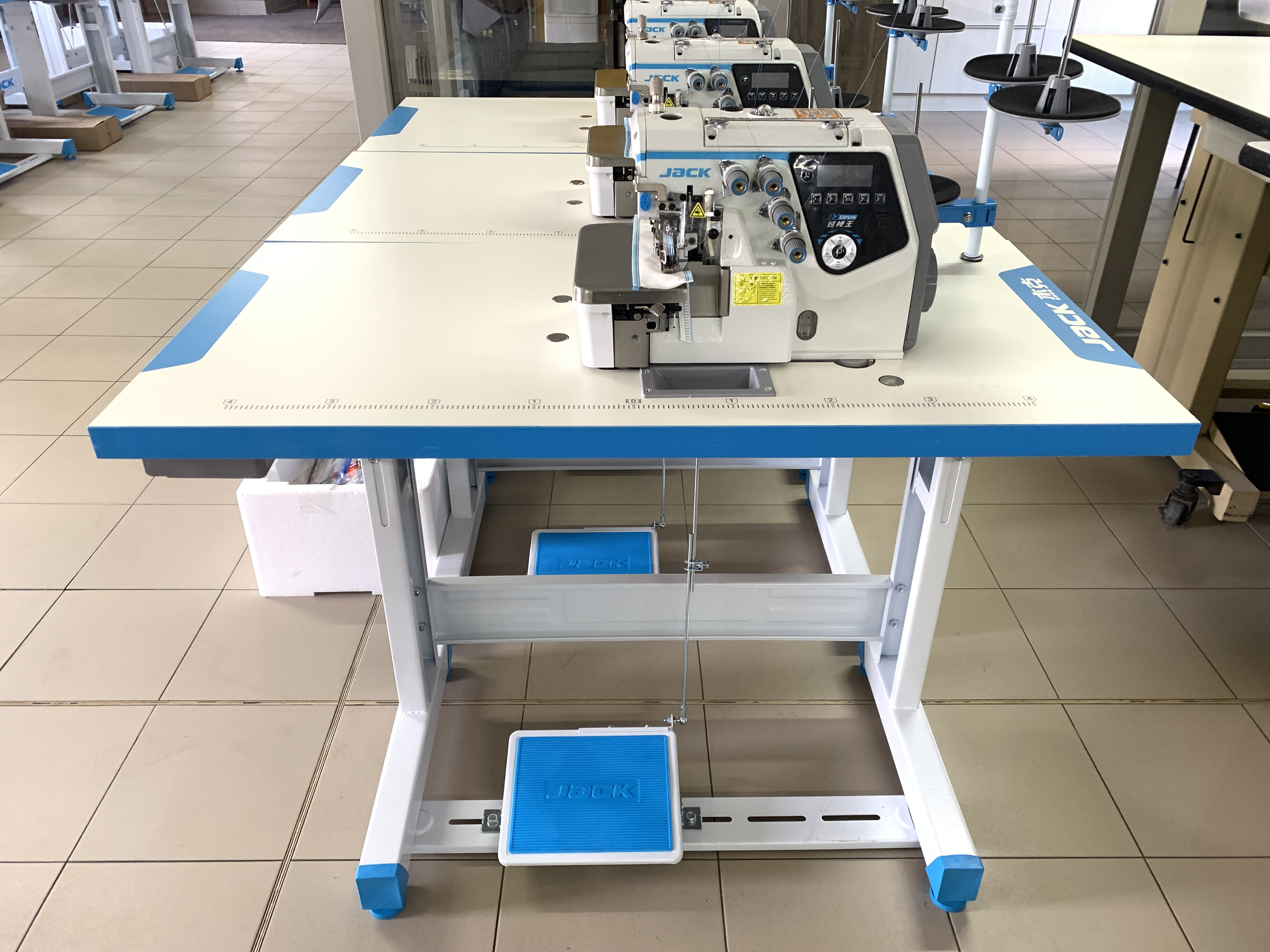 Masina de surfilat automata cu 2 ace si 4 fire JACK C7-4-M03/333