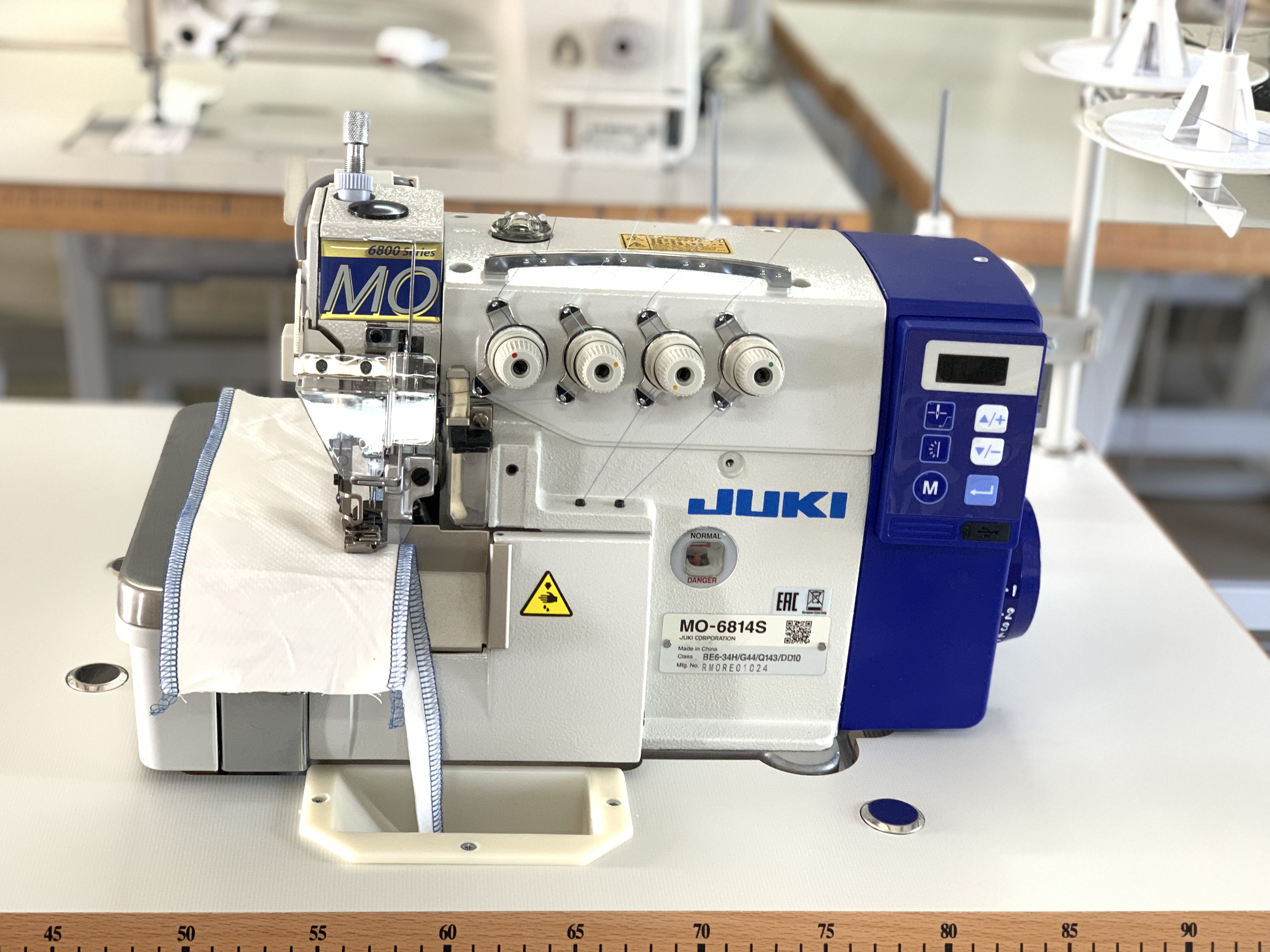 Masina de surfilat cu 2 ace si 4 fire Juki MO-6814S/DD10N